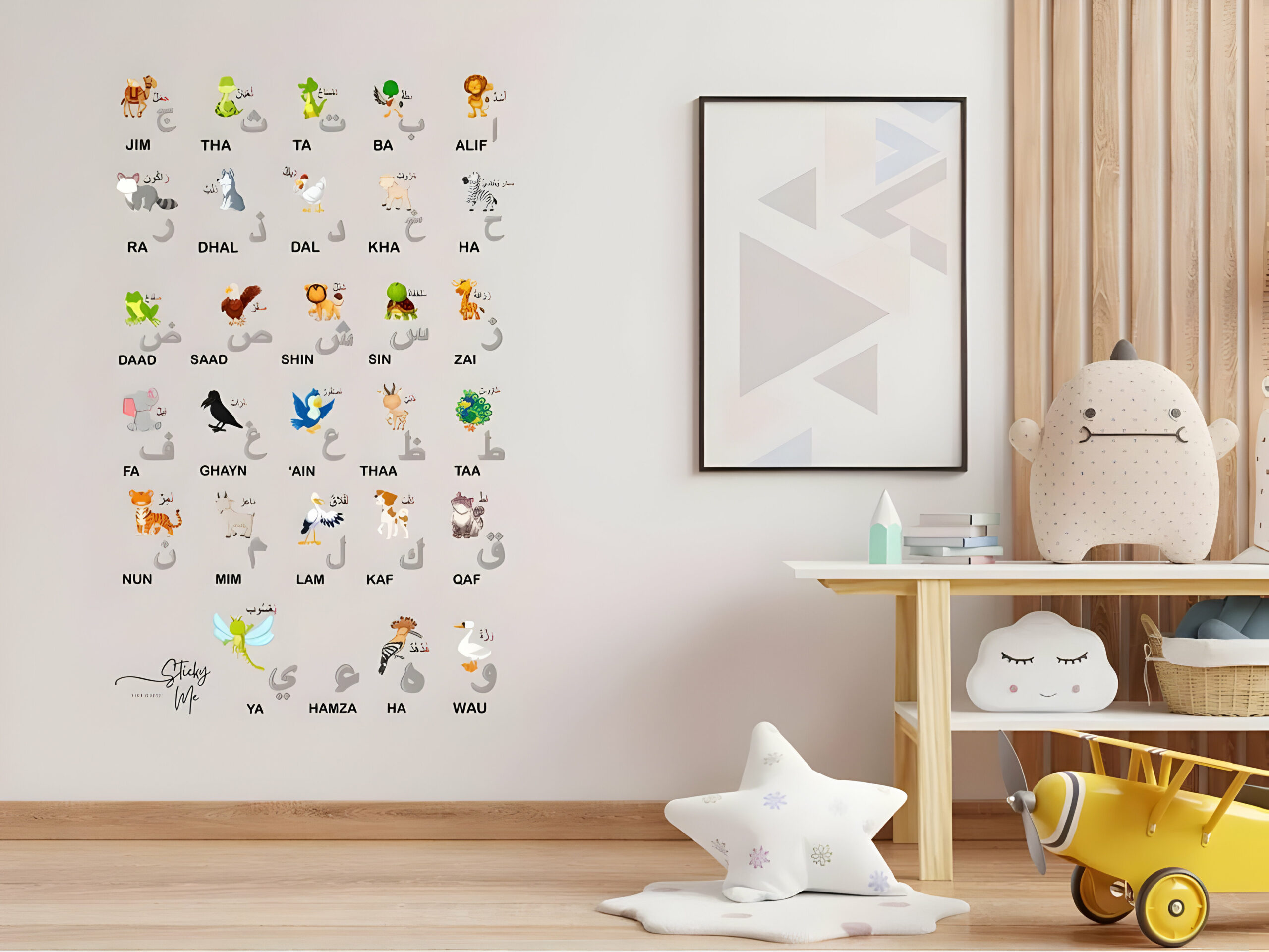 Sticker Abecedario Arabe Imagina un mundo donde tus niños puedan explorar el alfabeto de manera interactiva. Nuestros adhesivos no solo decoran, sino que también permiten que tus hijos aprendan y practiquen el abecedario de manera lúdica. Cada conjunto viene con todas las letras que necesitan para construir palabras y frases, fomentando su desarrollo lingüístico de manera divertida.